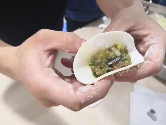 元宵佳节同包饺子