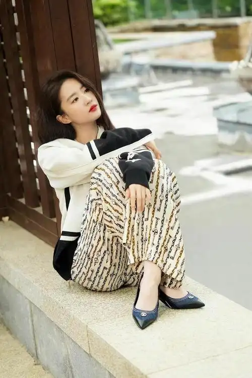 刘亦菲满身尤物气场,穿薄纱连衣裙显出高端感,抓拍也自带柔光