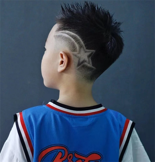 儿童帅气雕刻发型 简单清爽酷炫个性_儿童发型 - 美发站
