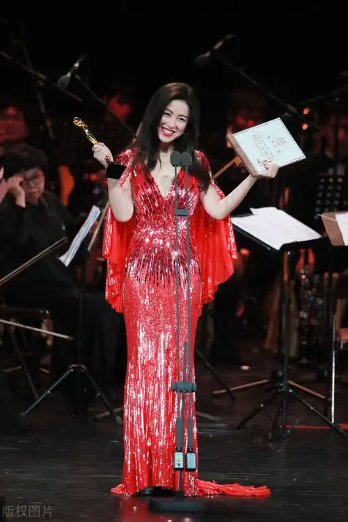 朱珠夫妇婚后首同框老公花式摆拍她似道具人穿修身裙肚子抢镜