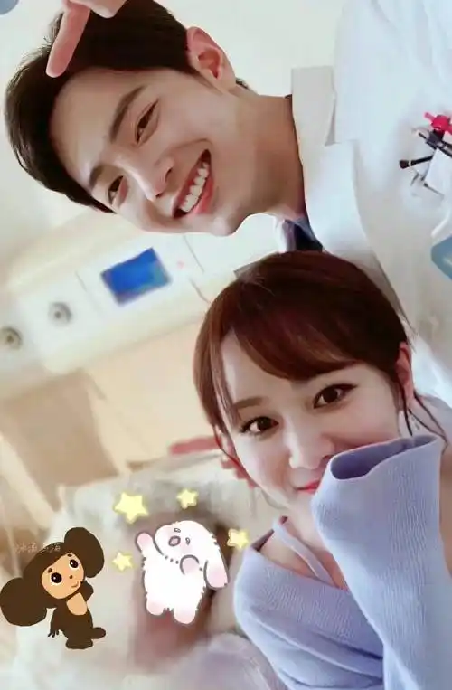 那回眸一笑简直比偶像剧还要甜,最主要的是一向避嫌的肖战看到杨紫