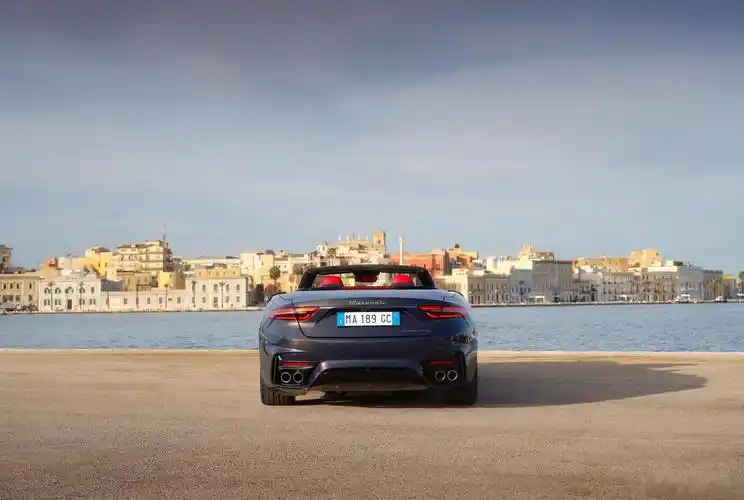 玛莎拉蒂的grancabrio,这四个红座椅可太nice了,我们的欢乐颂._玛莎拉