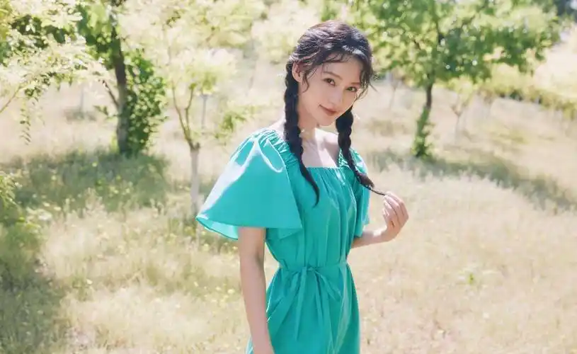 "李沁绿色短裙,展现苗条身材和迷人笑容,"沁"人心扉_薄荷味_写真_夏日