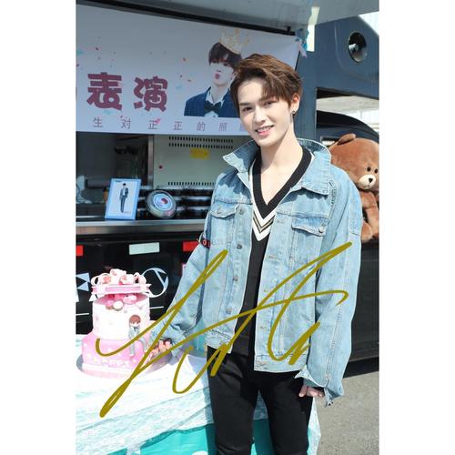 6寸   朱正廷    亲笔签名照片新款热门宣传照签名照 20号