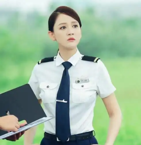 陈乔恩晒空姐制服照,大长腿霸屏,身材好到没话说