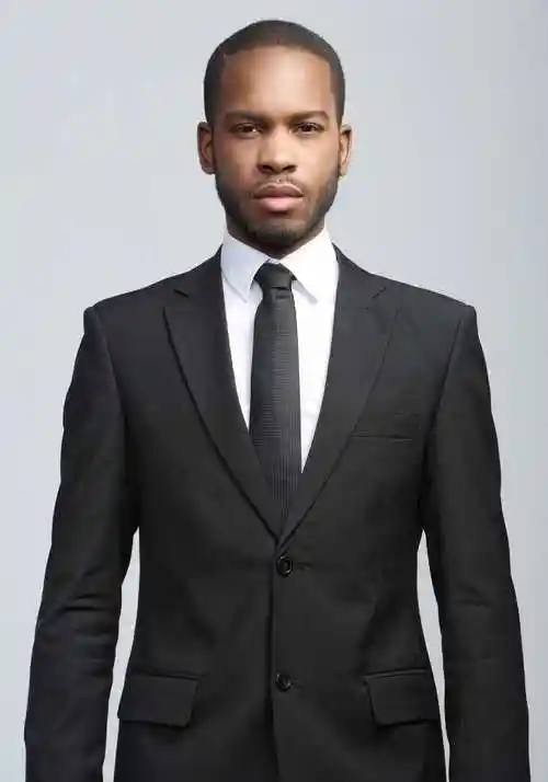 黑色领带和西装