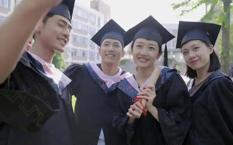 活动  身穿学士服的毕业生手机自拍合影[硕士生]