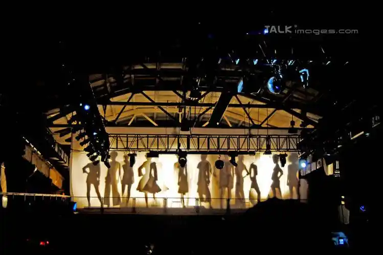 东方人,模特,舞台,站,横图,室外,夜晚,正面,裙子,照明,亚洲,一排,阴影