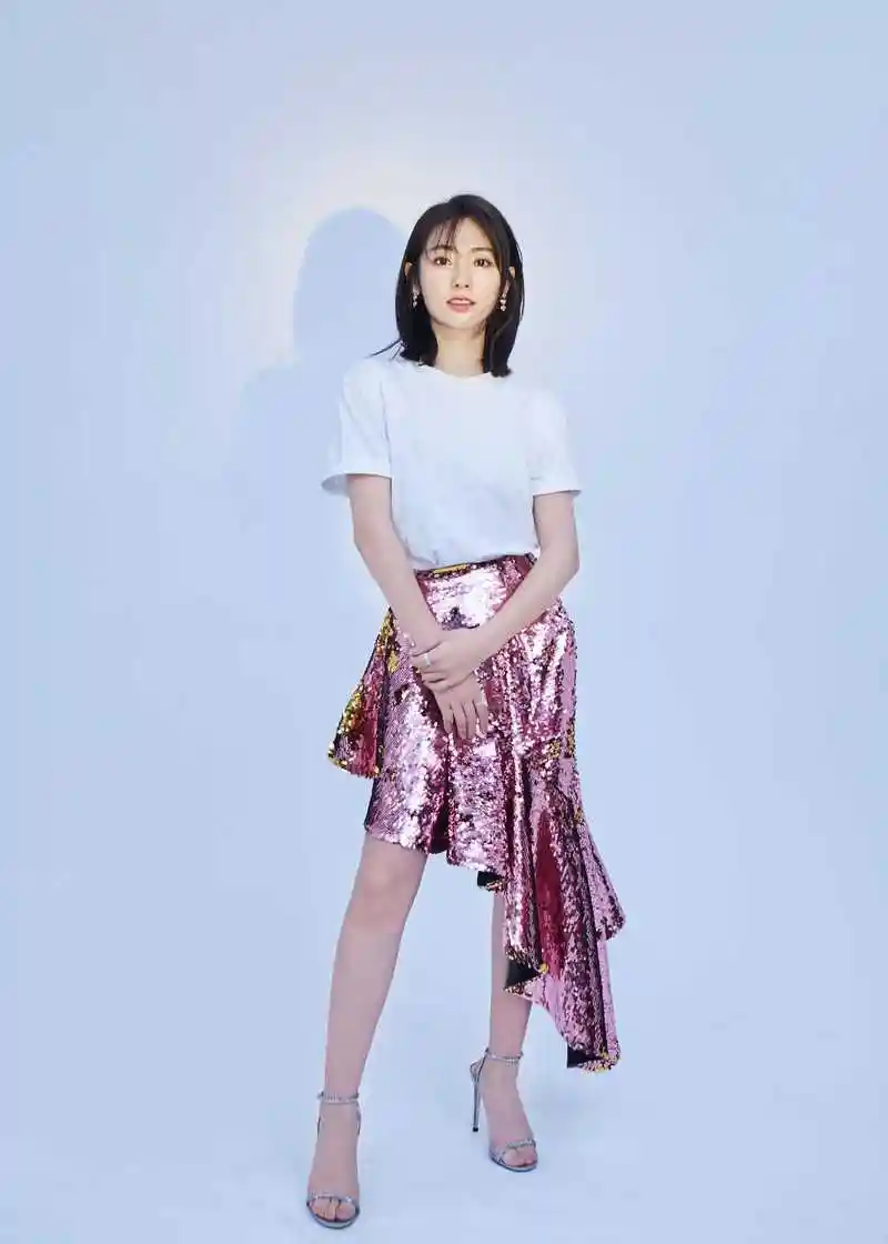 邢菲太有少女感!娃娃领衬衫搭配不规则半身裙俏皮伶俐,甜美可人