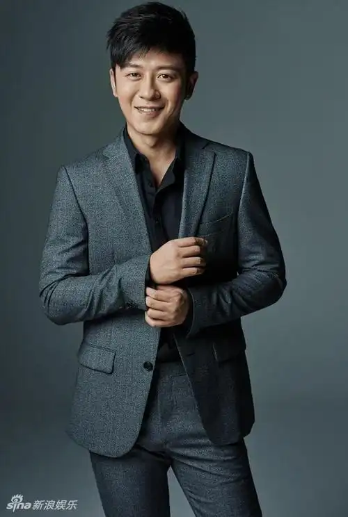 1/4新浪娱乐讯  近日,青年演员林申曝光了一组西装大片,在这组照片中