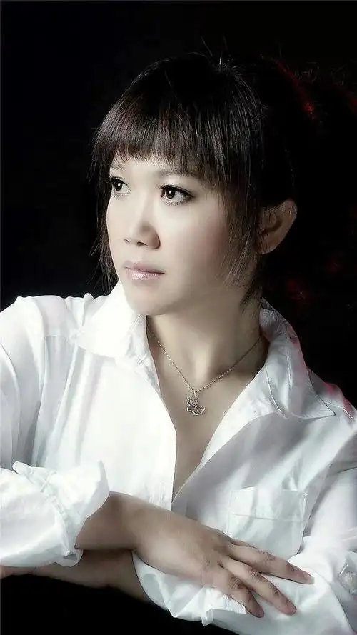 侃侃,原名张小静,1979年4月16日出生于江苏省扬州市,中国内地女歌手