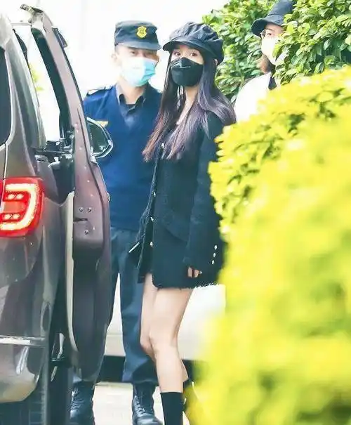 杨幂关晓彤撞衫,两人都是出名的大长腿,但杨幂还是完胜?