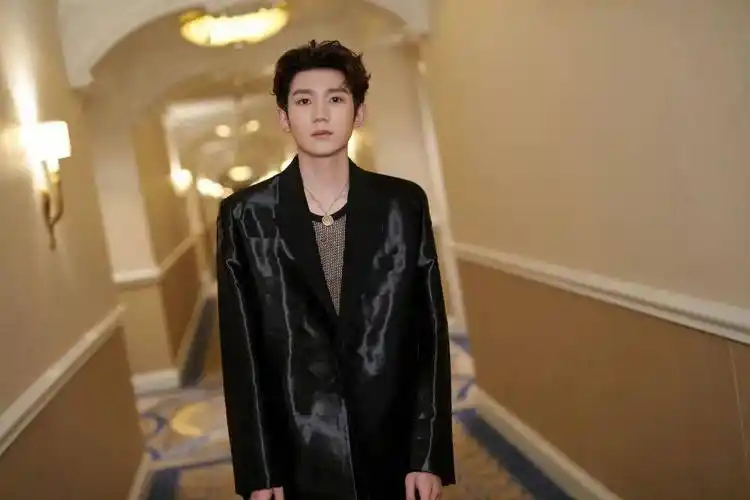 王源总是梳着背头,或是中分,然后垂下来几绺头发,减弱成熟感,增加精致