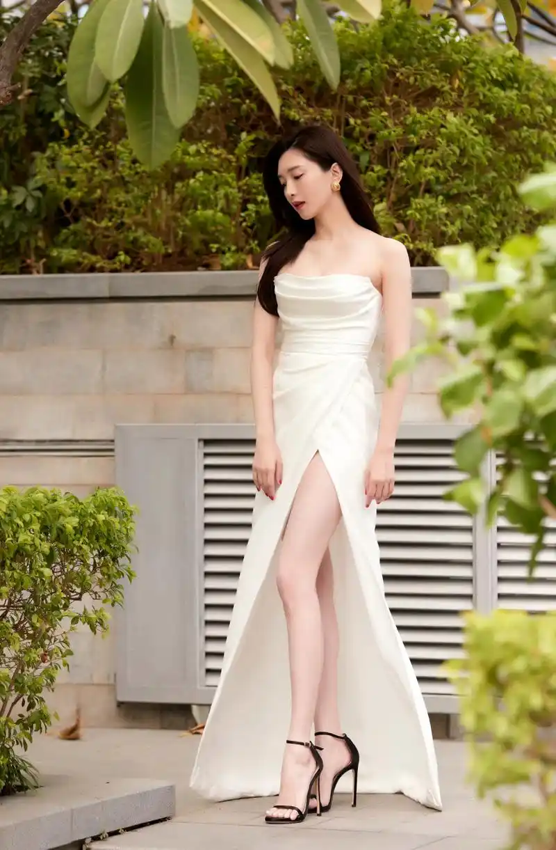 江疏影这高跟鞋真细啊