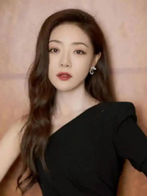 近日,40岁的女演员邓家佳的写真曝光,她那迷人的身材,完美的曲线以及