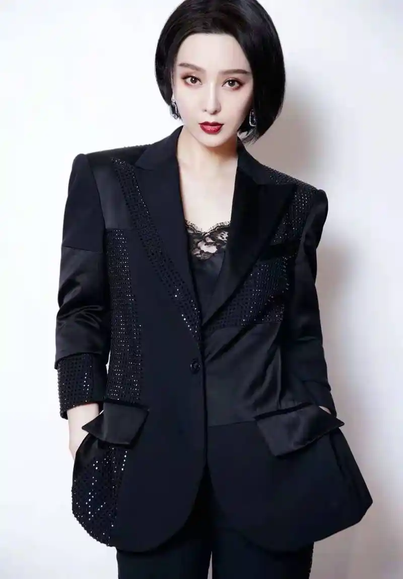 范冰冰换新发型登台领奖,披肩短发又飒又美,果然颜值高任性!