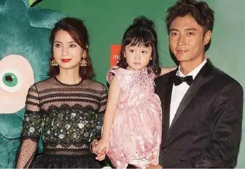 49岁洪欣带女儿购物被指阔太式扫货手握过亿物业很豪气