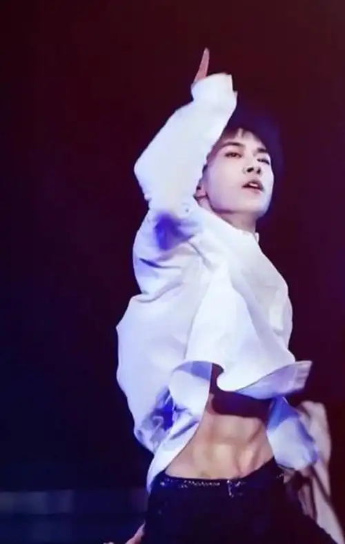 男明星的"腹肌",易烊千玺还好,看到王一博:沦陷了