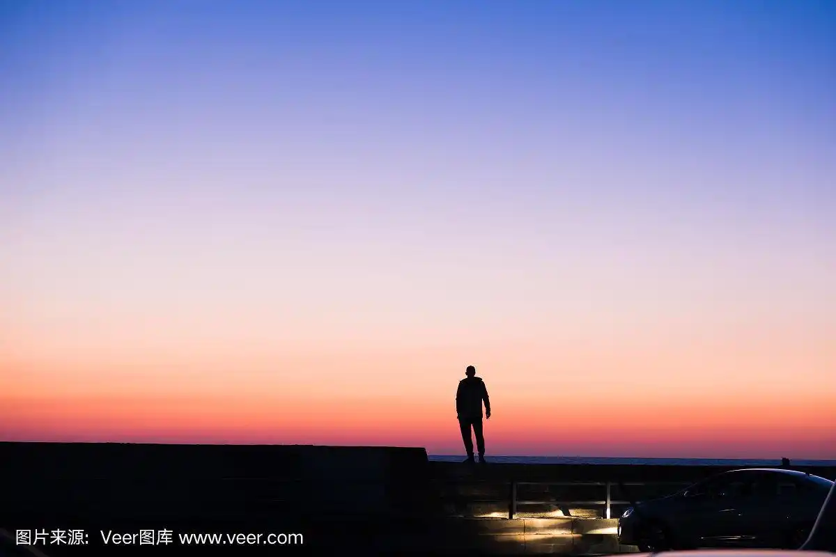 夕阳下一个孤独的人的剪影