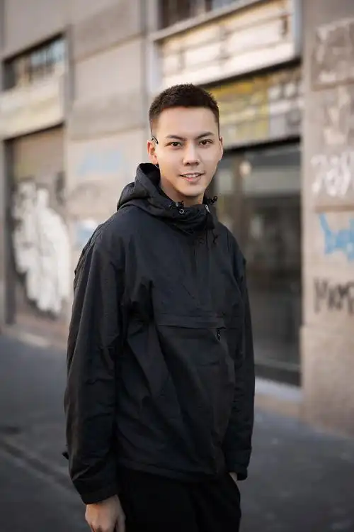 陈伟霆街头美图曝光双手插兜酷感十足