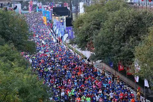 2020西安融创马拉松赛鸣枪开跑