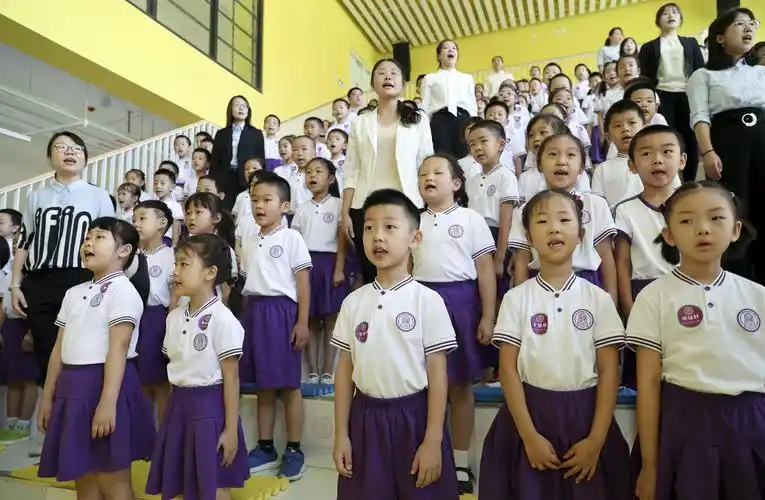 清华大学附属中学广华学校小学部首批152名一年级新生和老师在开学