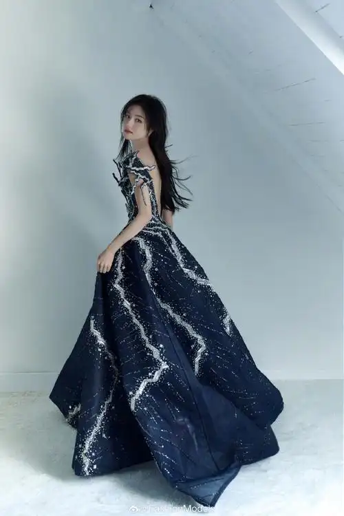 微博之夜##李兰迪 玫瑰公主##微博之夜红毯点评live秀