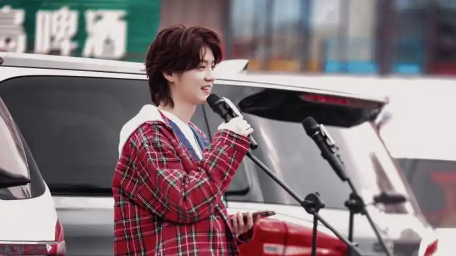 鹿晗现身淄博唱《野狼disco》,老板循环播放"鹿晗来过"做宣传