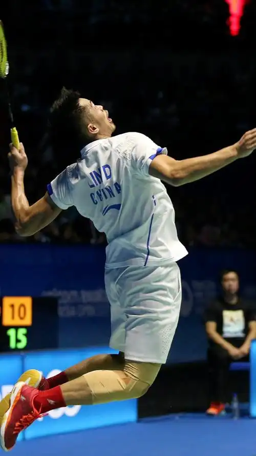 慢镜头下的林丹滞空扣杀,球迷:那个男人好像真的会飞诶