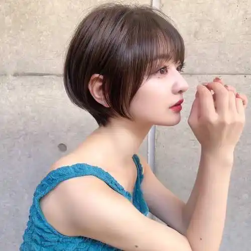 原创最具人气的女士短发蓬松瘦脸层次感满满剪完显小10岁