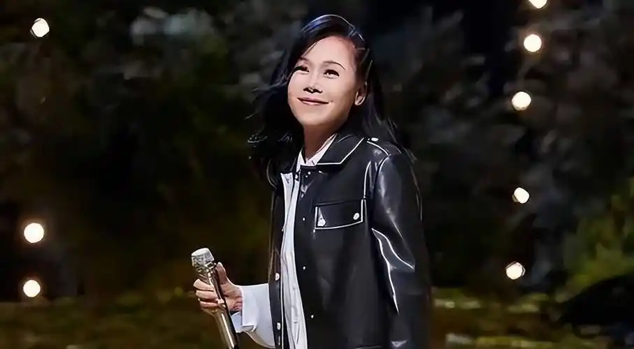 田震:一生倔强,当众怒摔话筒揭穿"潜规则",不和那英同台_孙悦_时光