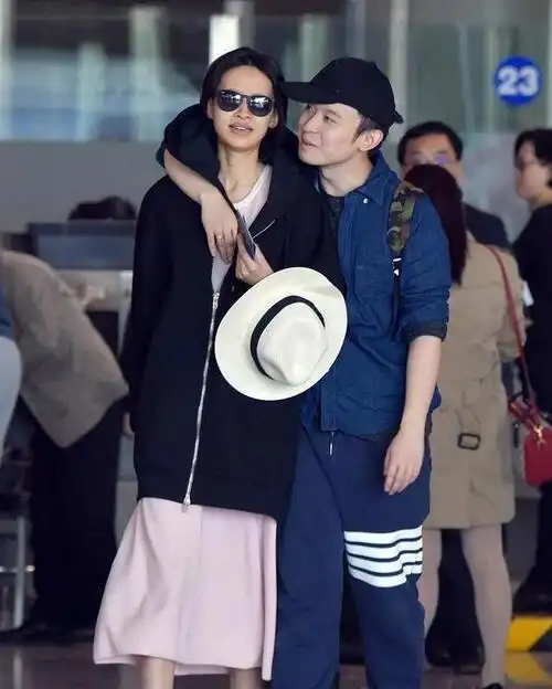 孙怡素颜还不如男友董子健,脸色蜡黄,网友:怀的应该是男孩