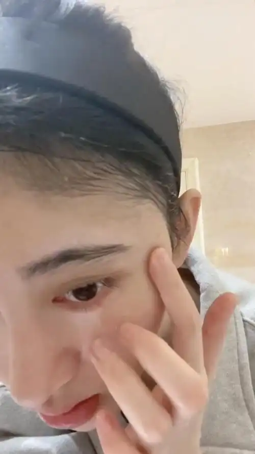 鞠婧祎晒洗脸过程,看到她素颜的真实样子,再也不敢说她伪素颜了