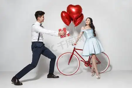 浪漫情侣浪漫情侣青年男人拿着心形红雨伞情人节红色浪漫甜蜜摆拍摄影