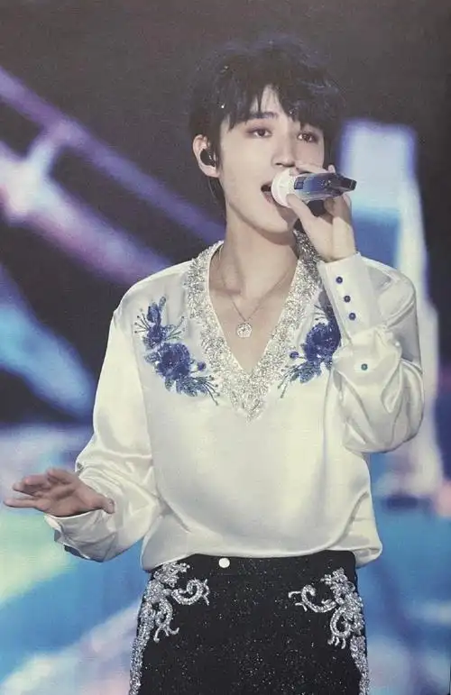 王俊凯十周年专辑舞台扫图##tfboys十周年专辑扫图