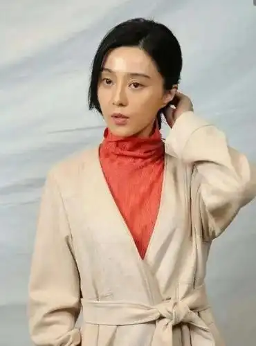 范冰冰电影纯素颜上阵,戴眼镜齐刘海宛如学生妹,碾压其他女主