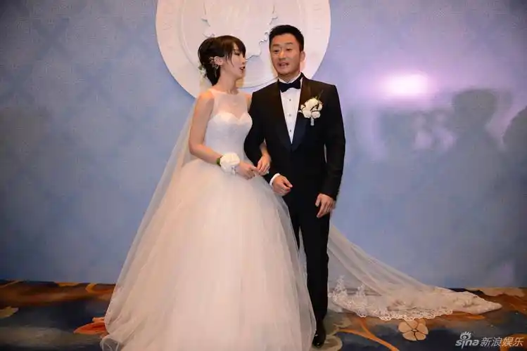 吴京谢楠婚礼甜蜜亲吻