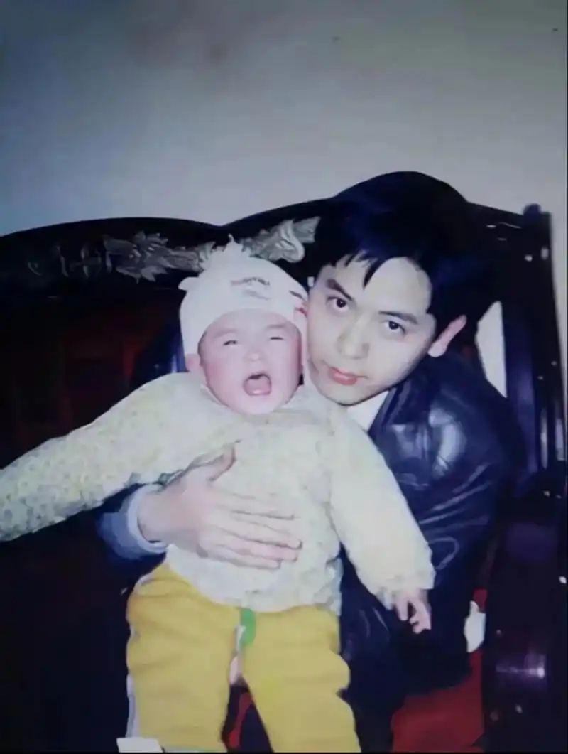 林志颖小时候照片,爸爸抱着林志颖,可以看出来,长大后的林志颖跟爸爸