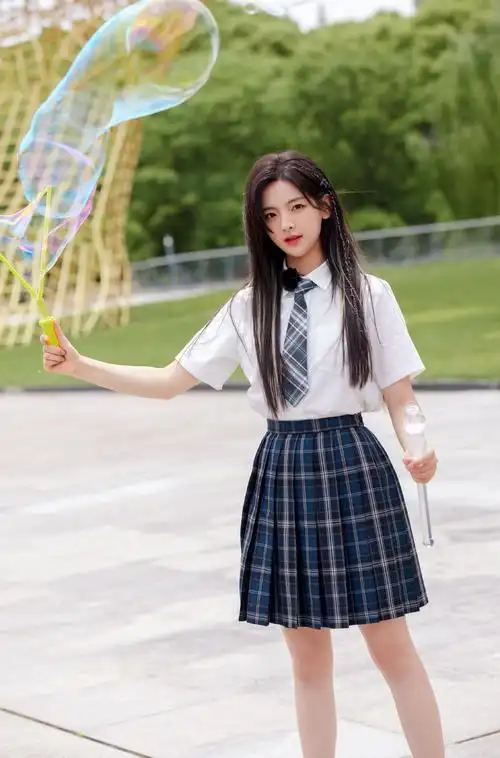 虽然可能性不大,但还是希望在影视剧中看到杨超越的校服造型