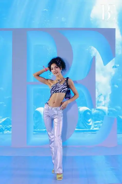 吉克隽逸的银色亮片泳装造型也非常吸睛,简直无敌#聚划算欢聚日