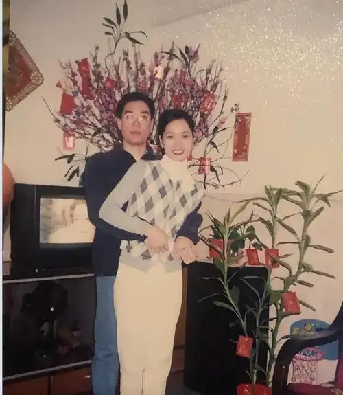 老照片:九十年代情侣合影,亲密恩爱令人感动