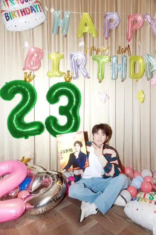 王源工作室用表情包给王源庆生##王源和自己表情包合照