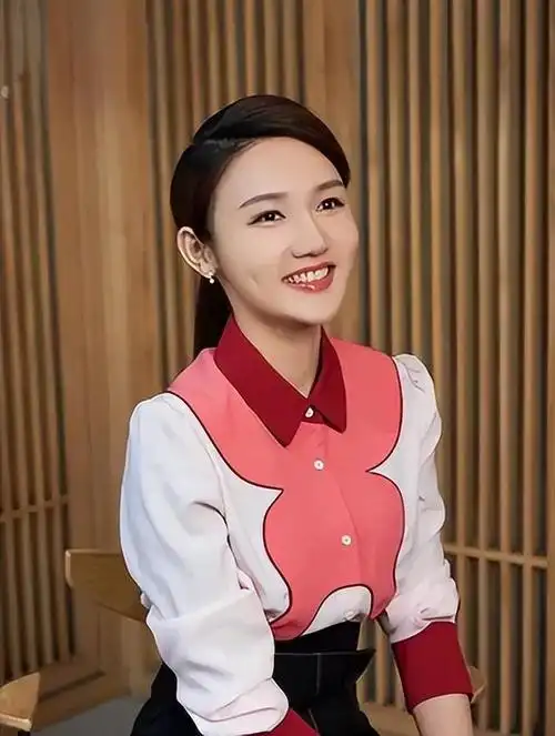 龙洋:从湖南走出的央视著名主持人,男友在雾中迷路了