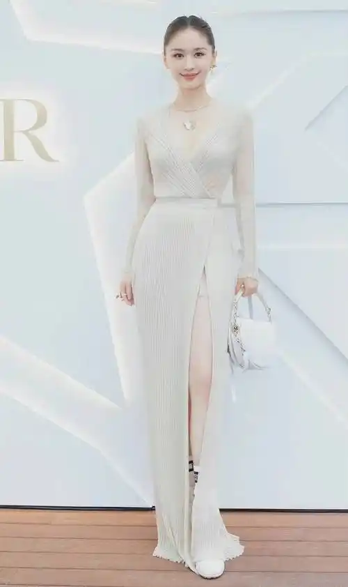 王子文个子小但身材好,穿白色开叉礼服亮相,脚踩高跟靴子好霸气_服装