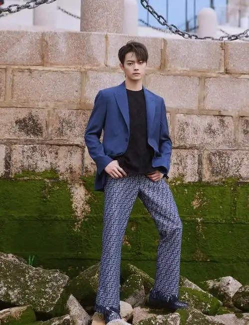 2019年白鹿搭档许凯主演拍摄了《烈火军校》,这是个轻喜剧,剧情很精彩