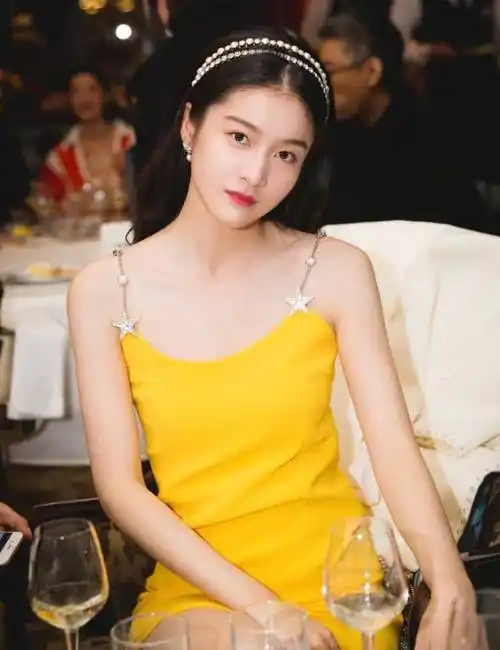 这"香蕉皮裙"好难驾驭,张雪迎正面像少女,一侧身暴露了缺陷_裙子_显得