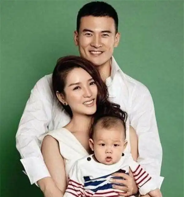 刁磊承认何洁第三胎,黄毅清怒批两夫妻,何洁发文回应