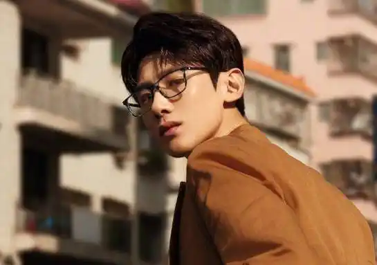 白敬亭晒帅气硬照,大秀肌肉一脸傲娇,评论区却一片质疑好尴尬_小白