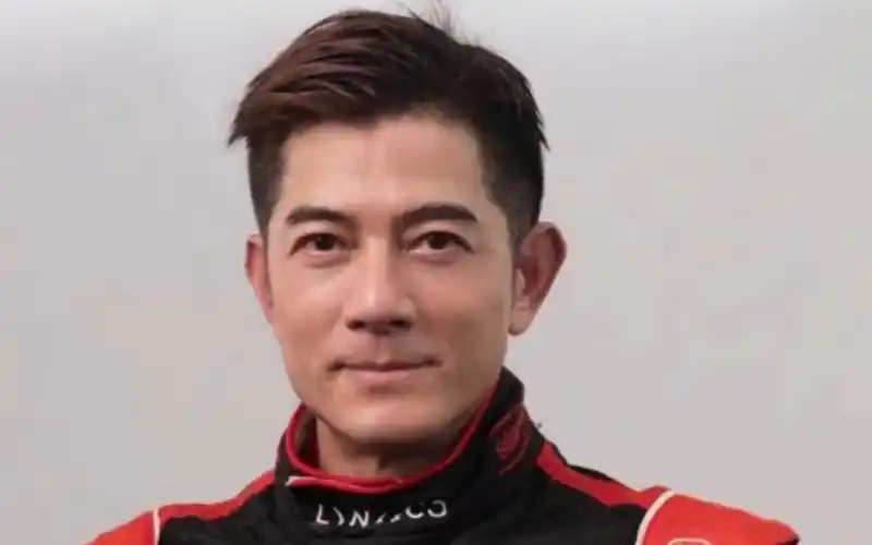 58岁郭富城现身赛车活动,身材挺拔金发大背头,状态超好不服老