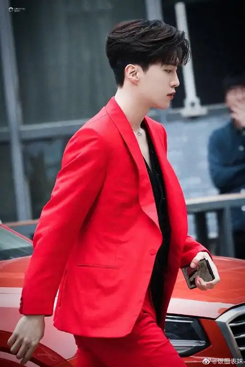 范丞丞红色西装造型